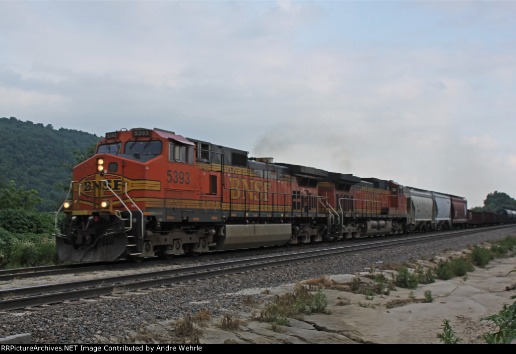 BNSF 5393 leads a westbound manifest